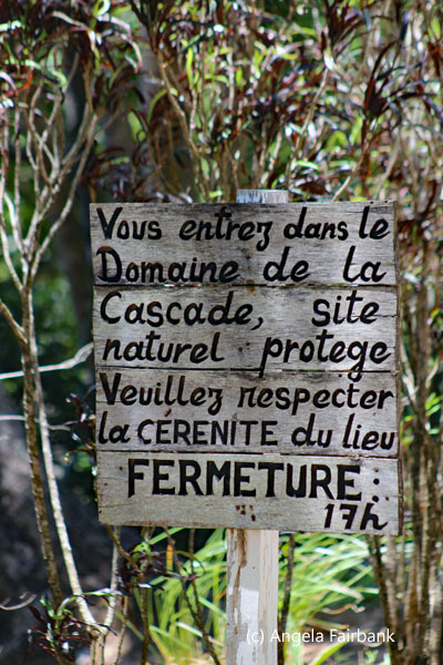 sign on entry to domaine