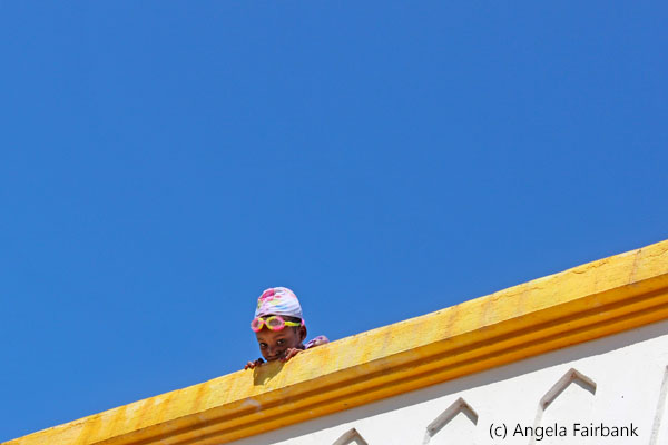 girlpeeking over roof pool