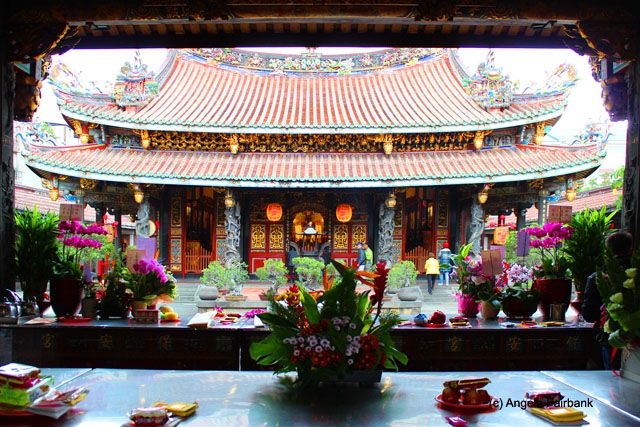 offerings at Pao-An buddhist temple