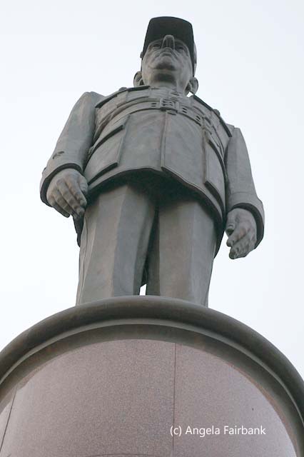 cdg statue