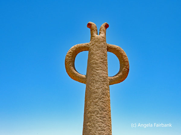 statue with round arms horizontal
