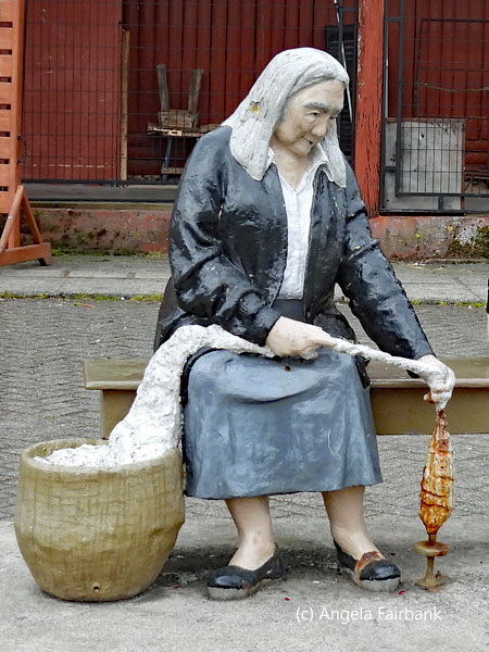 statue of weaver at Dalcahue market