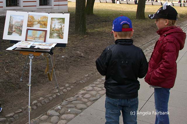 2 children looking at paintings
